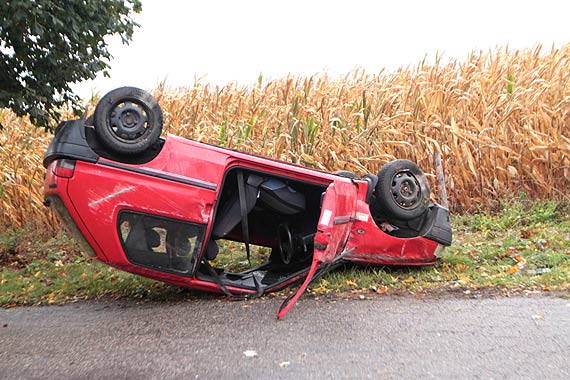 Peugeot dachował na drodze powiatowej Recław – Kamień Pomorski jedna osoba ranna