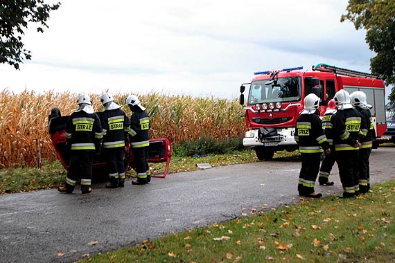 Peugeot dachowa na drodze powiatowej Recaw – Kamie Pomorski jedna osoba ranna
