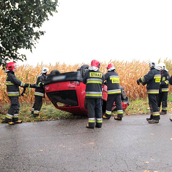 Peugeot dachowa na drodze powiatowej Recaw – Kamie Pomorski jedna osoba ranna