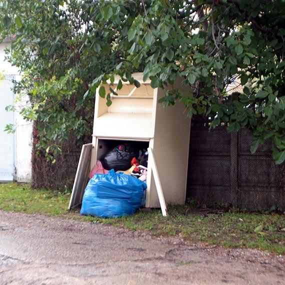 Do kogo naley pojemnik na ubrania na ulicy Szczeciskiej 12?