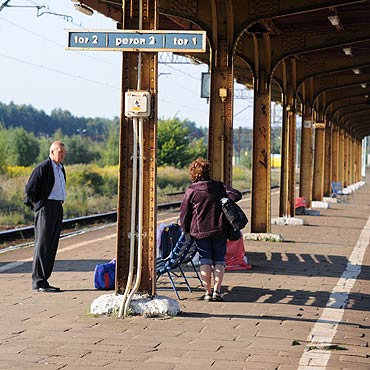 Wysoka Kamieńska: Zmodernizują linię kolejową. Obskurne perony bez zmian