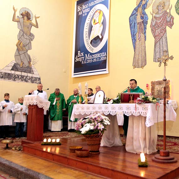 Ks. Karol poegna swoich dziwnowskich parafian