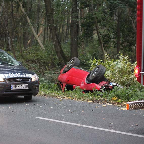 Pod Midzywodziem dachowaa mazda. Trwaj poszukiwania osb ktre jechay tym samochodem