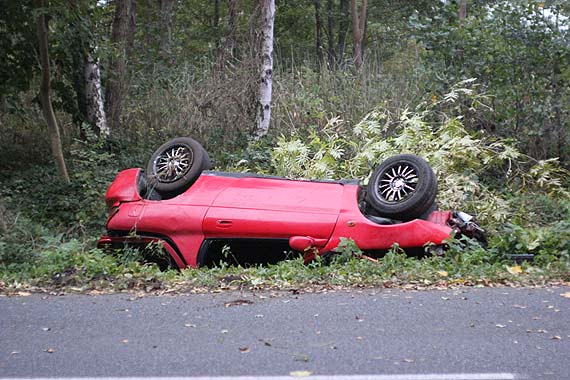 Pod Międzywodziem dachowała mazda. Trwają poszukiwania osób które jechały tym samochodem