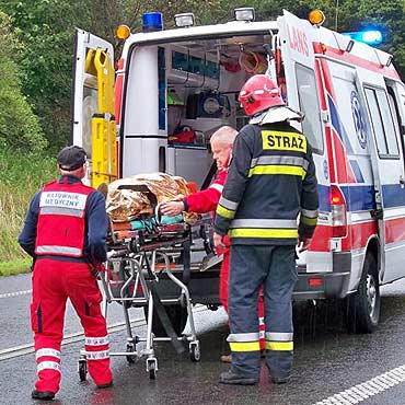 Troszyn: Dachowa� przez zwierz�. Pasa�erka odwieziona do szpitala