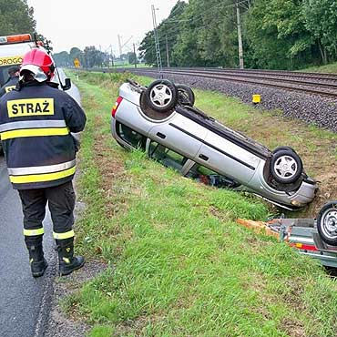 Troszyn: Dachował przez zwierzę. Pasażerka odwieziona do szpitala