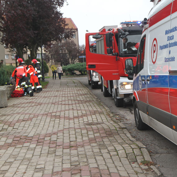 Dwa zastpy straakw i pogotowie ratunkowe  na pomoc mczynie! Dosta drgawek i rozbi sobie gow!