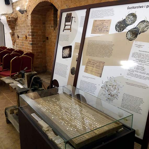 Saga o guzikach w woliskim muzeum