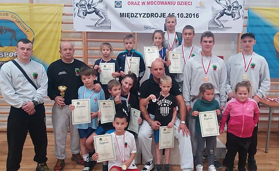 Trenerzy Zbigniew Wrblewski i Krzysztof Skrzyski poprowadzili swoich zawodnikw do zwycistwa