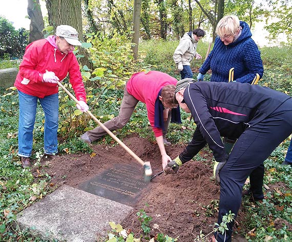 Prace porzdkowe na cmentarzu w Grabowie