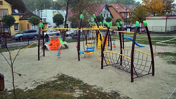 Szkoa Podstawowa w Dziwnowie wzbogacia si o nowy plac zabaw