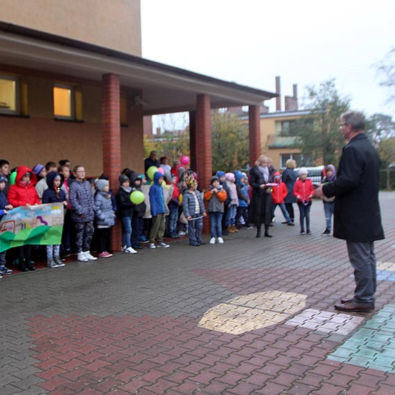 Szkoa Podstawowa w Dziwnowie wzbogacia si o nowy plac zabaw