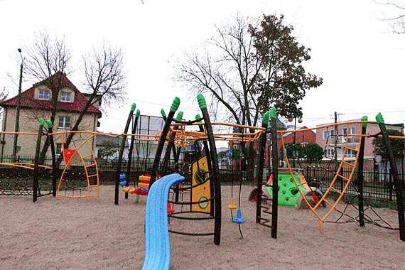Szkoa Podstawowa w Dziwnowie wzbogacia si o nowy plac zabaw