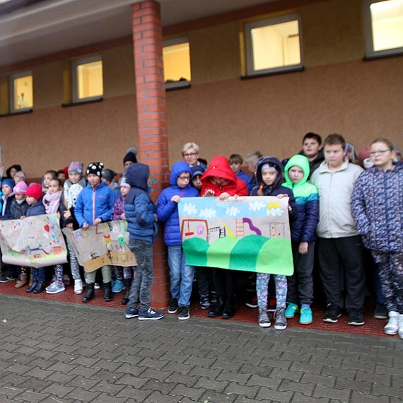 Szkoa Podstawowa w Dziwnowie wzbogacia si o nowy plac zabaw