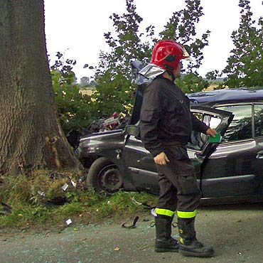 Gosty�: Kierowca renault uderzy� w drzewo. Wcze�niej pi� alkohol