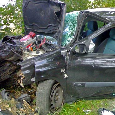 Gosty�: Kierowca renault uderzy� w drzewo. Wcze�niej pi� alkohol