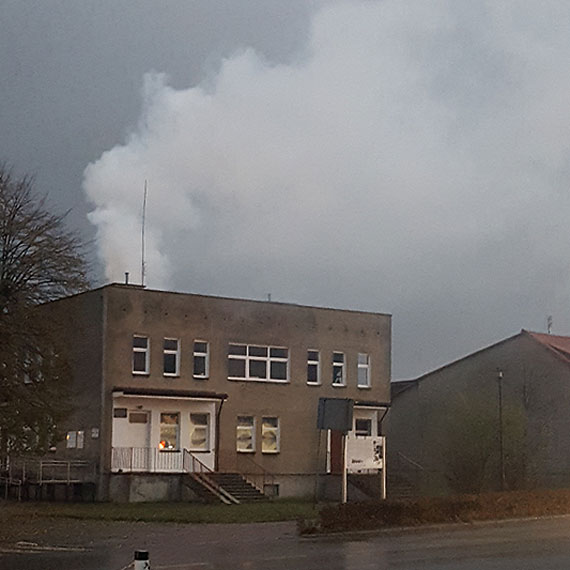 Mieszkaniec: W Wolinie nie da si oddycha! Gryzcy i mierdzcy dym podrania oczy i ukad oddechowy!