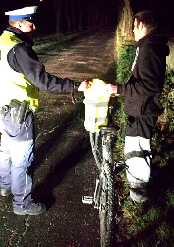 Bądz widoczny na drodze! Noś odblaski! Akcja kamieńskiej policji