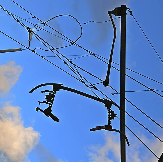 Uszkodzona sie� trakcyjna i utrudnienia kolejowe w �winouj�ciu