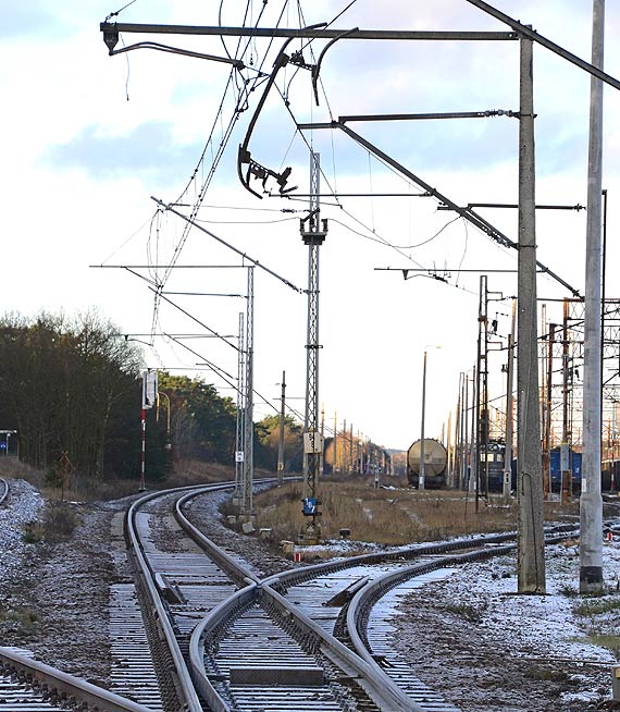 Uszkodzona sie� trakcyjna i utrudnienia kolejowe w �winouj�ciu