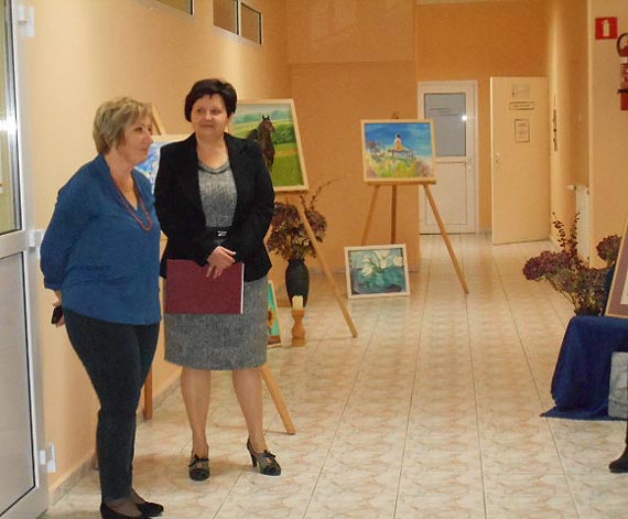 Wystawa malarska suchaczki stowarzyszenia UTW
