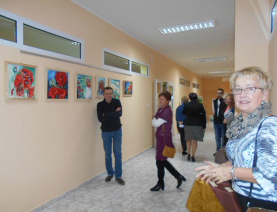 Wystawa malarska suchaczki stowarzyszenia UTW