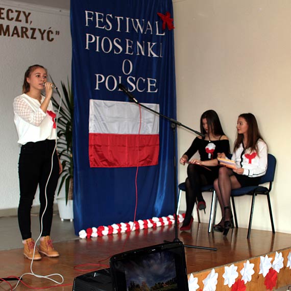 Uczniowie nauczyciele i zaproszeni gocie pospou piewali pieni patriotyczne