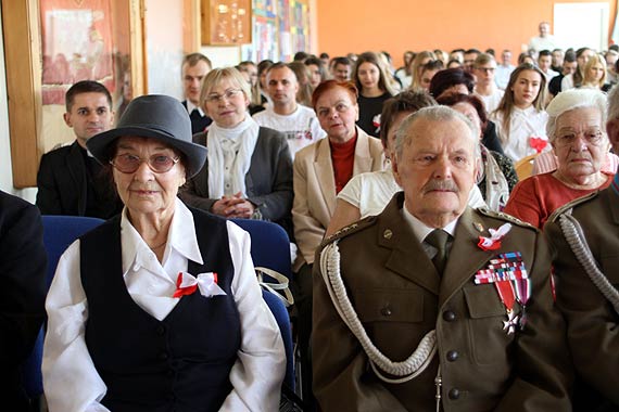 Uczniowie nauczyciele i zaproszeni goście pospołu śpiewali pieśni patriotyczne