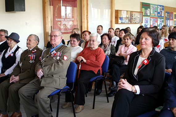 Uczniowie nauczyciele i zaproszeni goście pospołu śpiewali pieśni patriotyczne