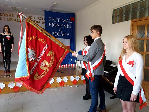 Uczniowie nauczyciele i zaproszeni goście pospołu śpiewali pieśni patriotyczne