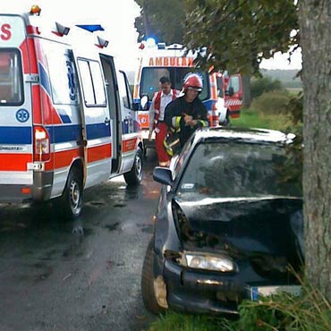 Gosty�: Wypadek podczas wyprzedzania. Jedna osoba w szpitalu