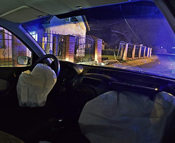 Szybka jazda zakoczona kolizj. Kierowca uderzy w ogrodzenie i zbieg