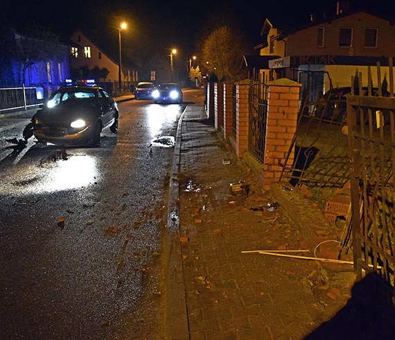 Szybka jazda zakoczona kolizj. Kierowca uderzy w ogrodzenie i zbieg