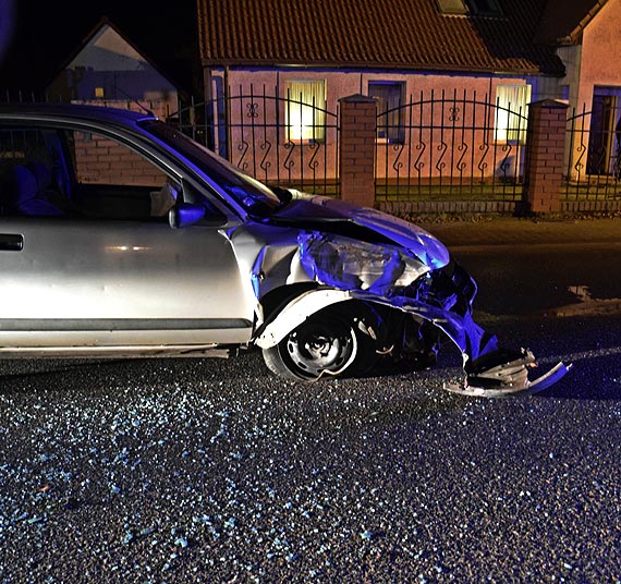 Szybka jazda zakoczona kolizj. Kierowca uderzy w ogrodzenie i zbieg