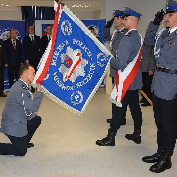Przywitanie ze sztandarem nowego szefa szczeci�skiej policji