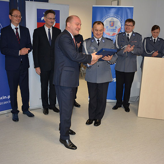 Przywitanie ze sztandarem nowego szefa szczeci�skiej policji