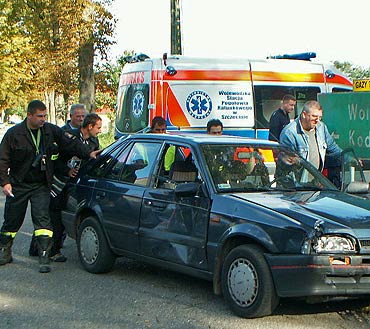 �adzin: Motocykl zderzy� si� z samochodem