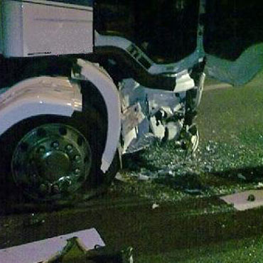 Wolin: Peugeot wjechał w cysternę wiozącą paliwo. Pierwszej pomocy udzielał Piotr Krzystek