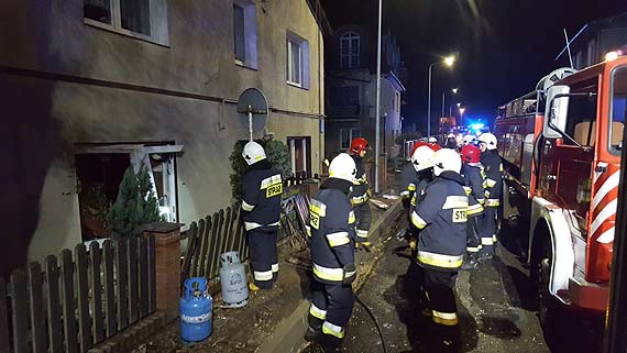 Butla z gazem przyczyn wybuchu w mieszkaniu. Jedna osoba ranna. Zobacz film!