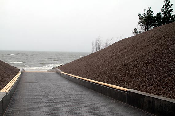 Przed jesienno-zimowymi sztormami zakończono budowę zejścia technicznego na plażę w Międzywodziu