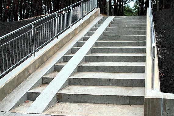 Przed jesienno-zimowymi sztormami zakończono budowę zejścia technicznego na plażę w Międzywodziu