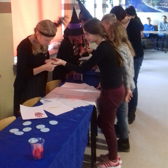 Andrzejkowe wrby w dziwnowskim gimnazjum