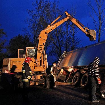 Kamie� Pomorski: Scania z naczep� wjecha�a do rowu