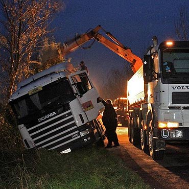 Kamień Pomorski: Scania z naczepą wjechała do rowu