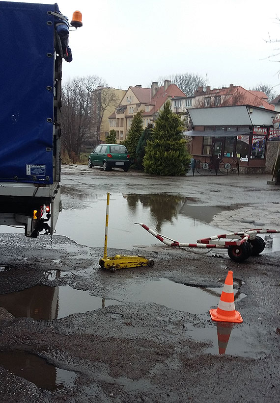 Czytelnik do wadz Kamienia Pomorskiego: Zza biurka dziur nie wida