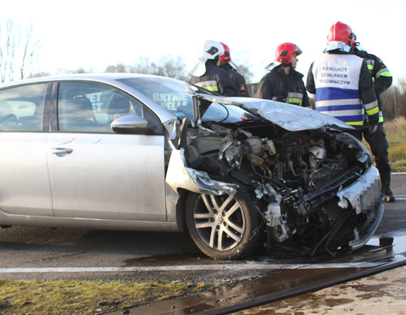 Na przejedzie kolejowym w Jarszewie, volkswagen wpad pod pocig! Kierowc olepio soce!