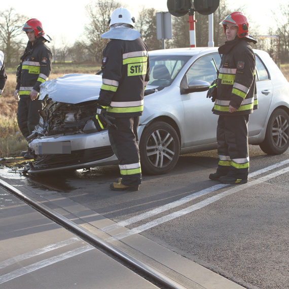 Na przejedzie kolejowym w Jarszewie, volkswagen wpad pod pocig! Kierowc olepio soce!