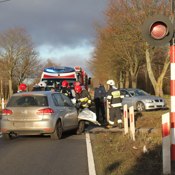 Na przejedzie kolejowym w Jarszewie, volkswagen wpad pod pocig! Kierowc olepio soce!