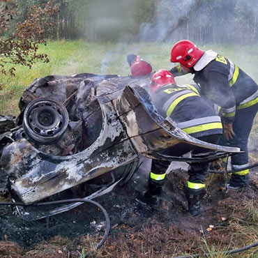 Makabryczny wypadek. M�czyzna sp�on�� w samochodzie