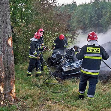 Makabryczny wypadek. M�czyzna sp�on�� w samochodzie